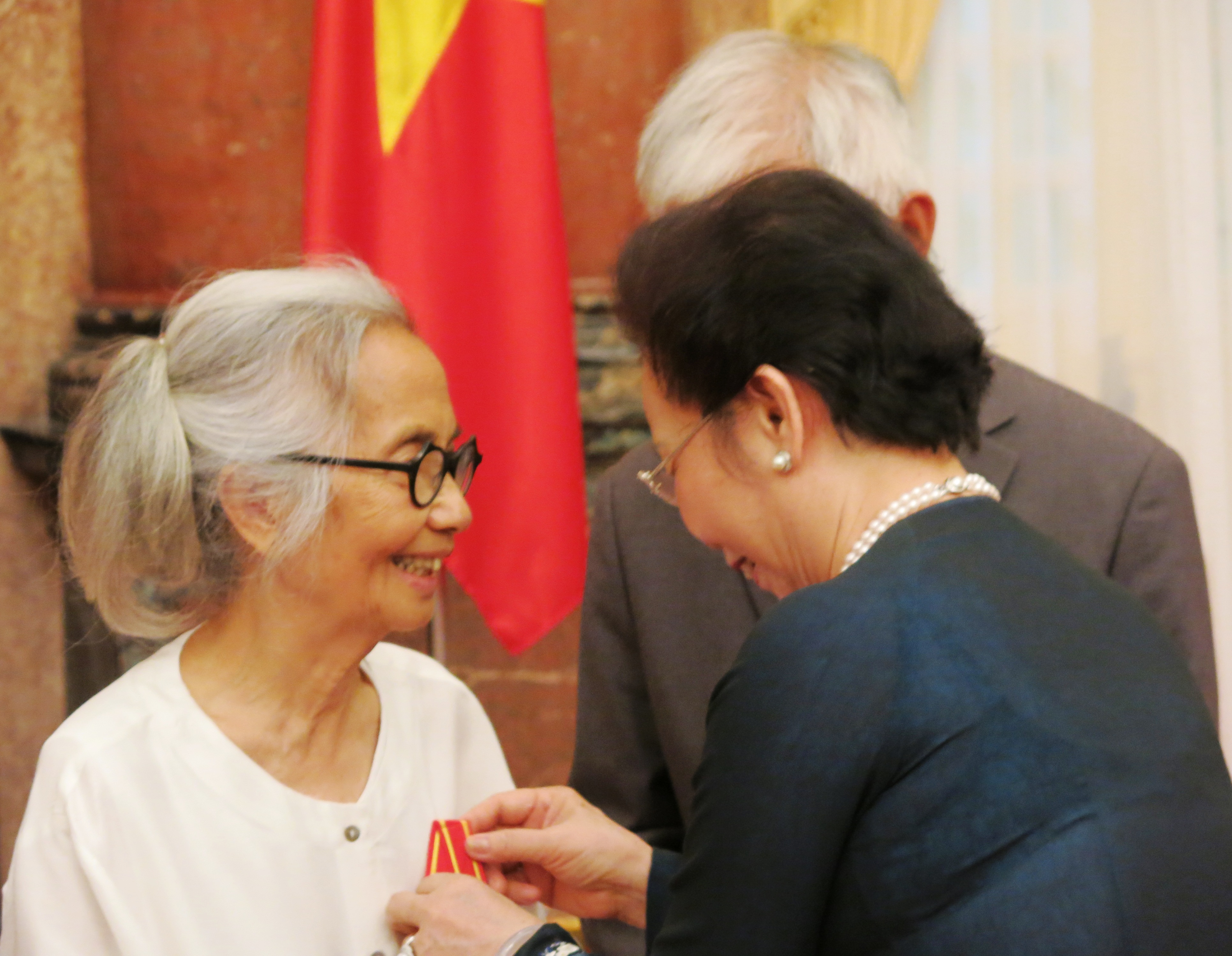 អនុប្រធានរដ្ឋវៀតណាមប្រគល់ជូនគ្រឿងឥស្សរិយយសមិត្តភាពសំរាប់សាស្ត្រាចារ្យជាជនវៀតណាមនៅឯបរទេសចំនួន២នាក់